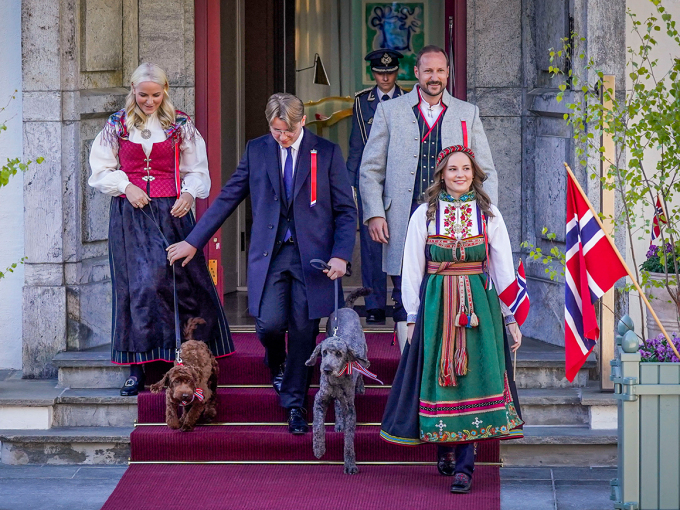 The Crown Prince and Crown Princess, Princess Ingrid Alexandra and Prince Sverre Magnus come to greet the children's parade in Asker. Photo: Lise Åserud, NTB